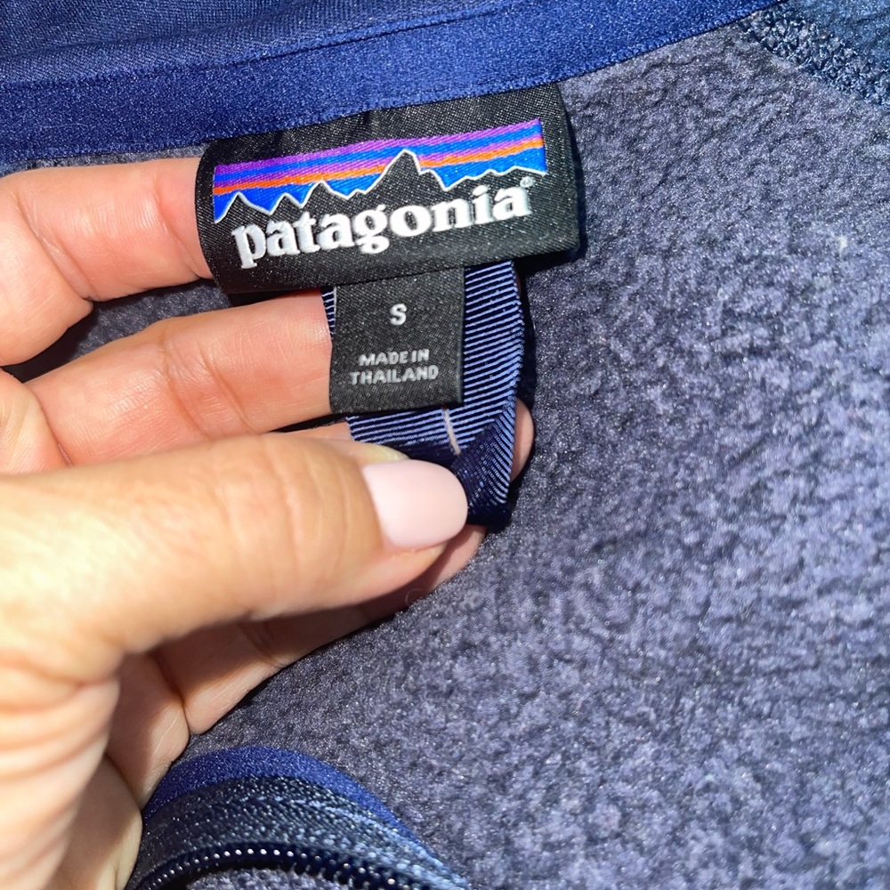 Patagonia men’s fleece sweater size small. I find it could be unisex.